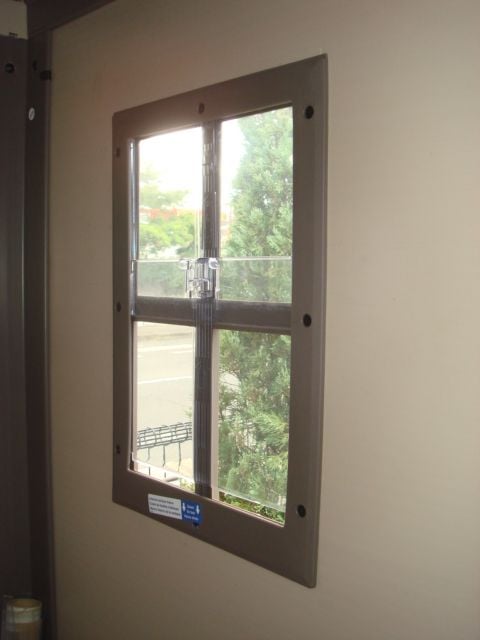 おしゃれ物置ケター　サミットの窓